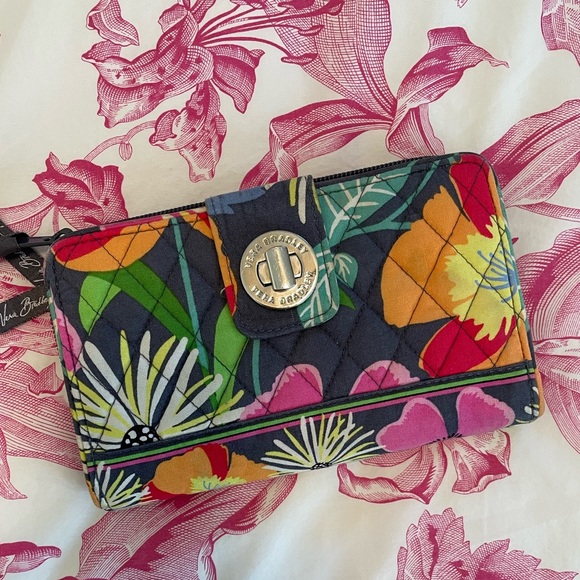 Vera Bradley Handbags - 🏝️Big $5 Sale!🏝️Vera Bradley Zip Around Wallet